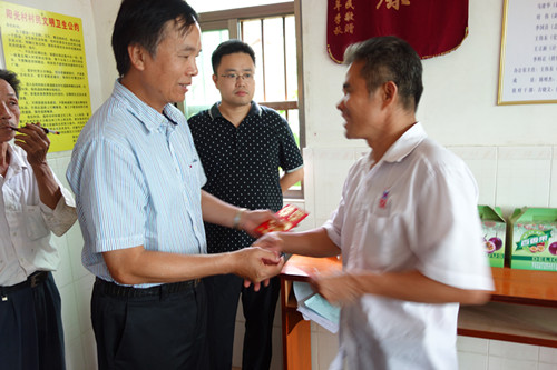 公司領(lǐng)導(dǎo)到扶貧村開展中秋慰問